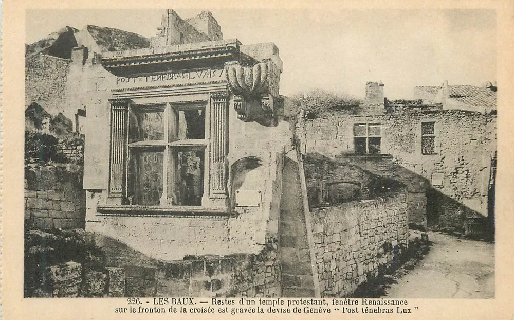 Les Baux — Restes d'un temple protestant, fenêtre Renaissance — devise de Genève « Post tenebras lux » gravée sur le fronton de la croisée - Frente