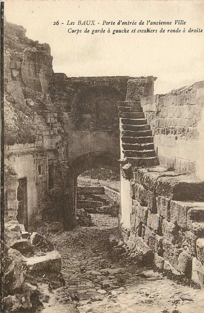 Les BAUX - Eingang zur alten Stadt — Wachhaus links und Wendeltreppe rechts - Vorderseite