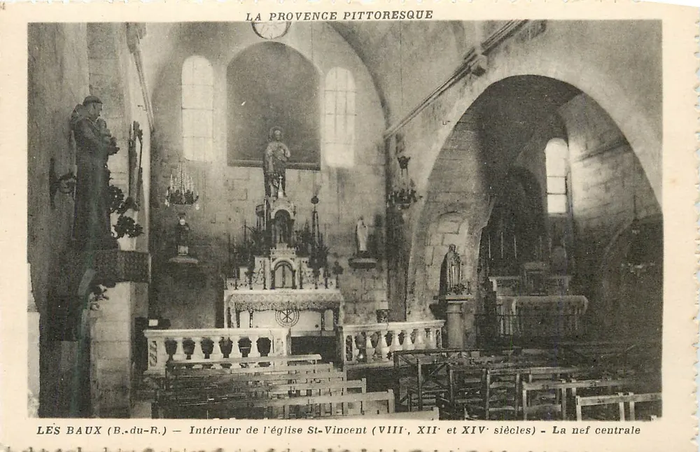 Lès Baux (B.-du-R.) — Intérieur de l'église St-Vincent (VIIIe, XIIe et XIVe siècles) — La nef centrale - Recto