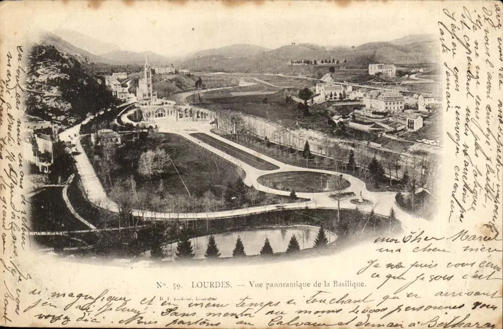 Lourdes — Vue panoramique de la Basilique — D. F. Loubout, Lourdes, N° 59 - Recto