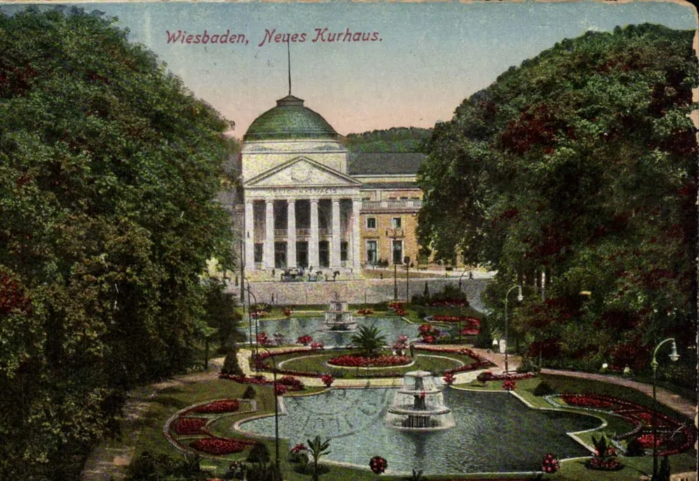 Wiesbaden, Neues Kurhaus — Ansicht des Gebäudes und des Gartens mit Fontäne — Verlag Gerhard Blumen & Co. - Vorderseite