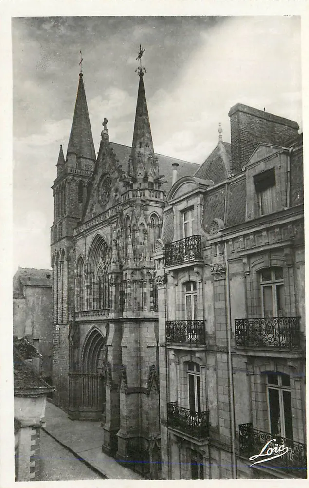 Igreja de São Pedro — vista da fachada e das torres — editor Loro, número de série não visível - Frente