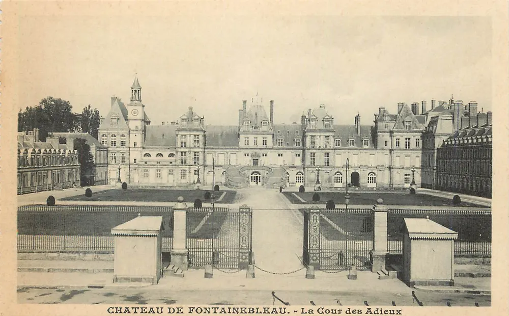 Schloss Fontainebleau — La Cour des Adieux - Vorderseite