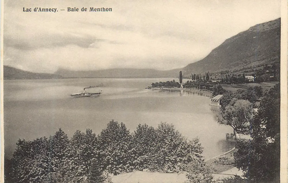Lago de Annecy — Baía de Menthon — vista panorâmica com barco a vapor - Frente