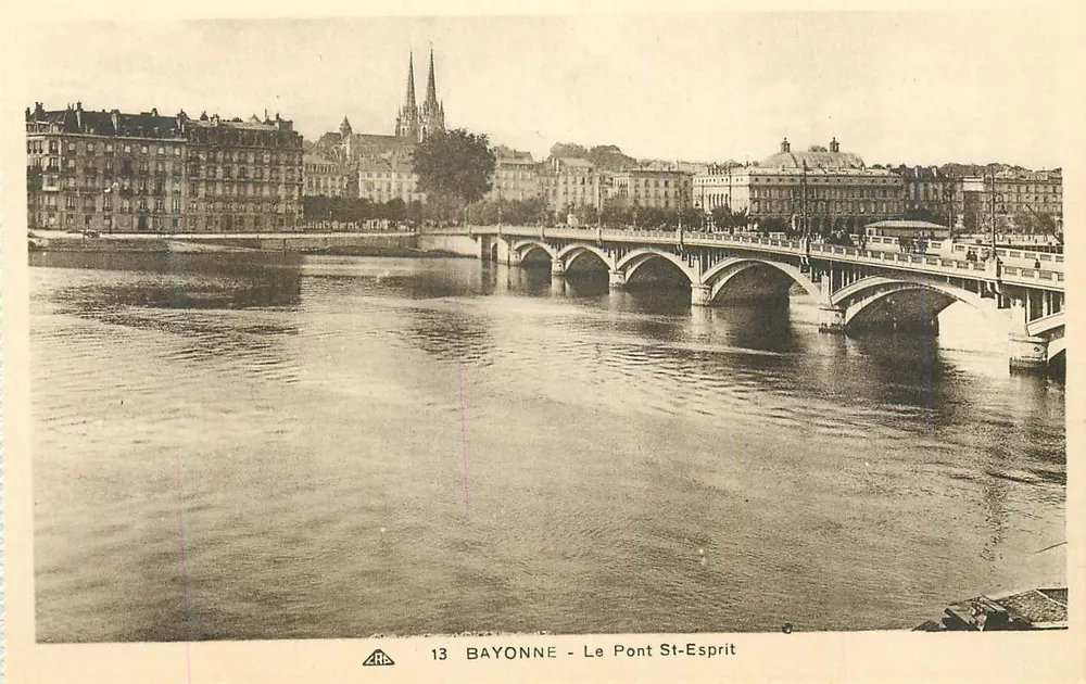 Bayonne - O Ponte St-Esprit — vista do rio com editor ARC e n° 13 - Frente