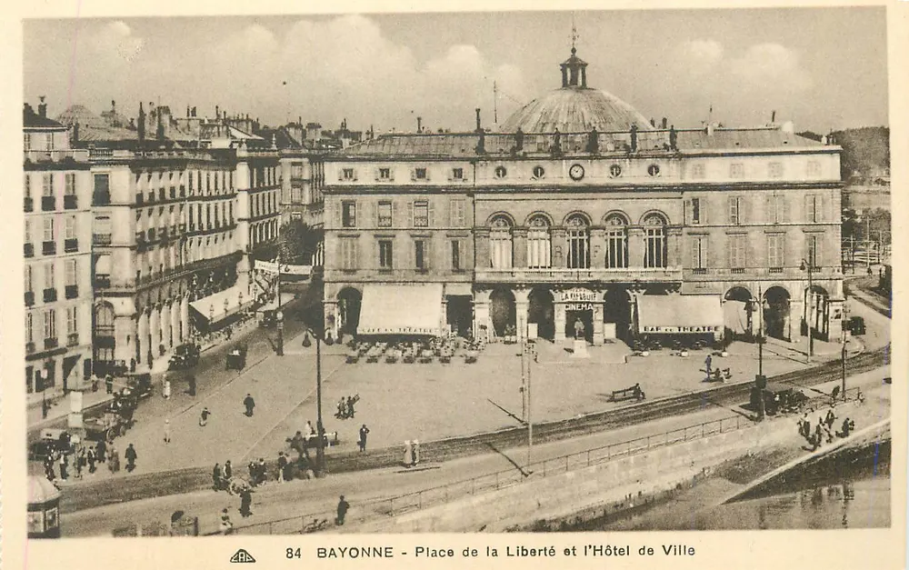 Bayonne - Place de la Liberté und das Rathaus - Vorderseite