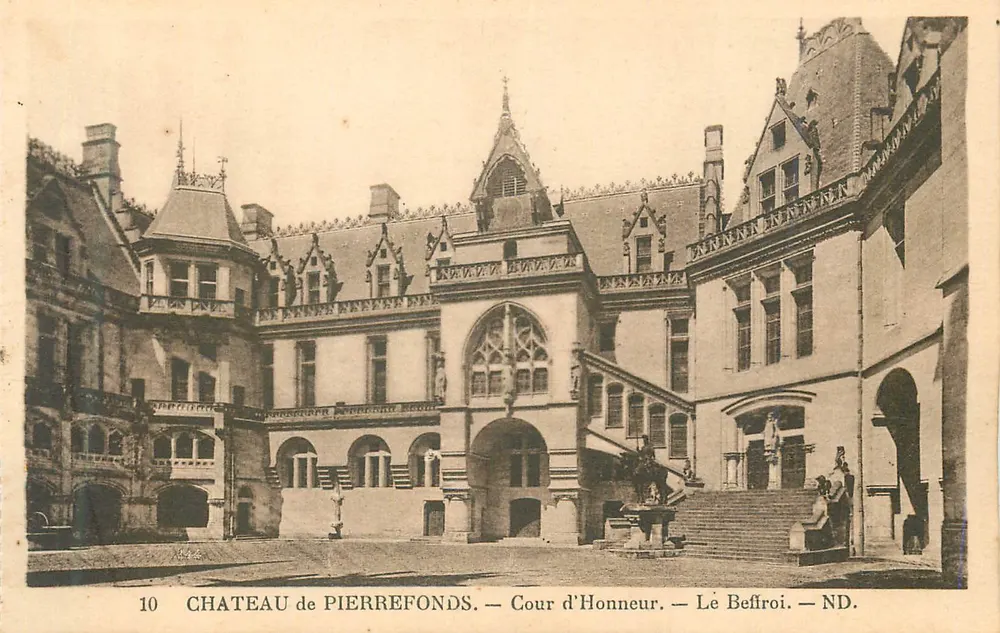 Castelo de Pierrefonds — Cour d'Honneur — O Sino - Frente