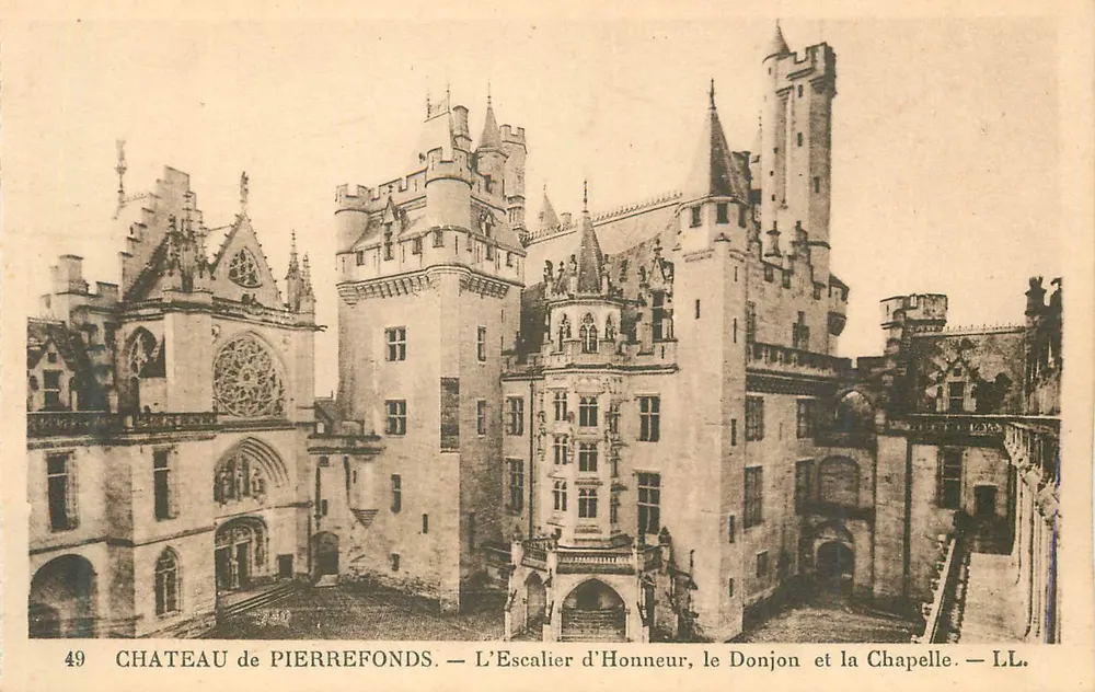 Schloss Pierrefonds — Die Ehrenstiege, der Bergfried und die Kapelle — LL. - Vorderseite