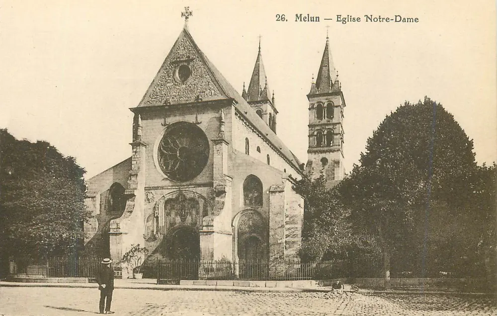 Melun — Igreja de Nossa Senhora — visão da fachada com roseira e torre - Frente