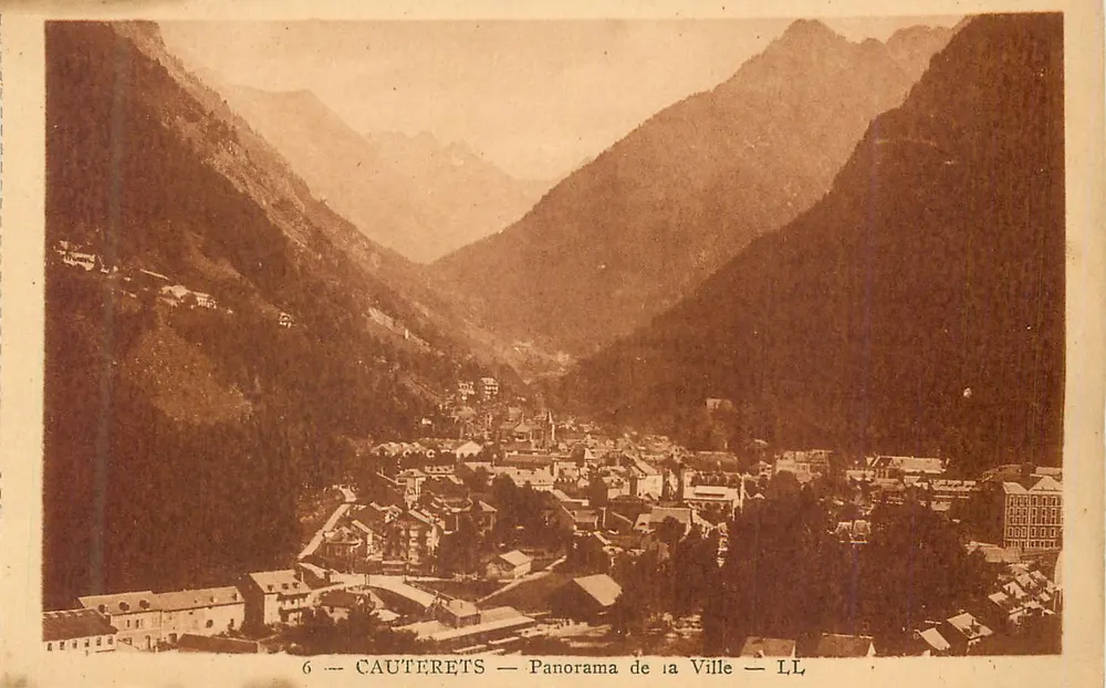 Cauterets — Panorama da Cidade — LL - Frente