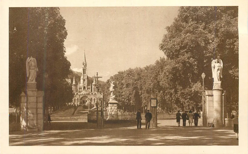 Entrée du parc de la basilique de Sainte-Thérèse — éditeur non visible - Recto