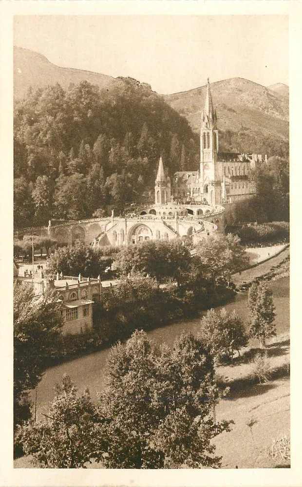 Basílica de Nossa Senhora de Lourdes — vista panorâmica — editor não identificado - Frente