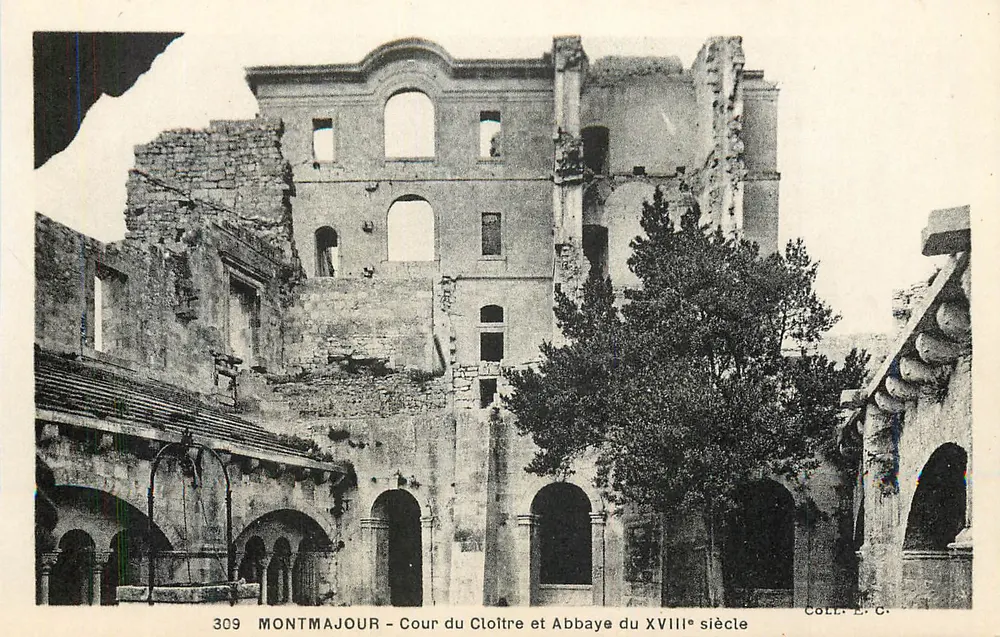 Montmajour — Cour du Cloître et Abbaye du XVIIIe siècle — Coll. E.C. - Recto