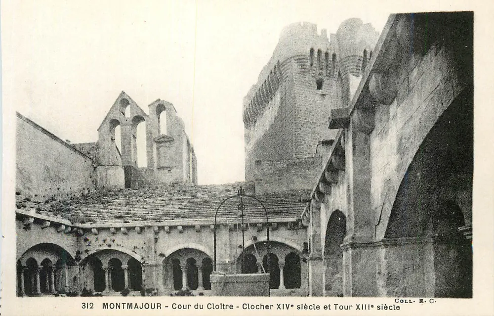 Montmajour - Cour du Cloître - Glockenturm des 14. Jahrhunderts und Turm des 13. Jahrhunderts — Coll. E.C. n° 312 - Vorderseite