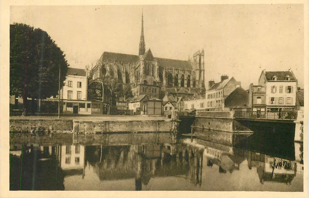 Kirche Saint-Étienne — Blick auf den Fluss — Verlag unbekannt - Vorderseite
