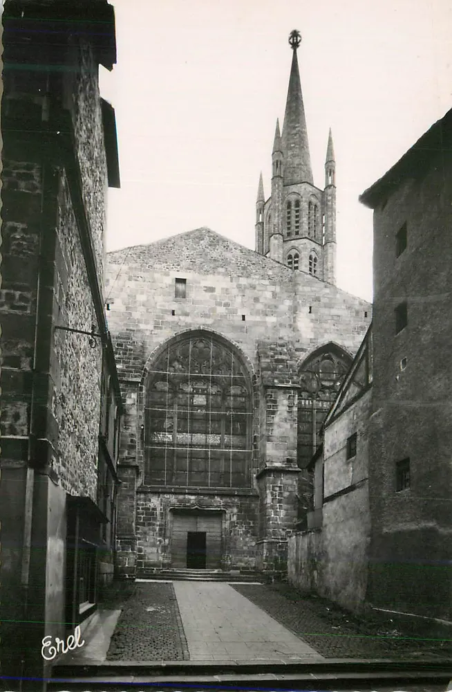 St. Peterskirche in Rennes — Ansicht aus einer Gasse — Érél - Vorderseite