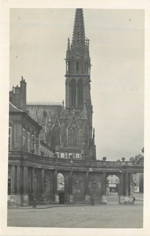 Igreja de São Pedro de Estrasburgo — vista da torre e do portal — editor não visível - Frente