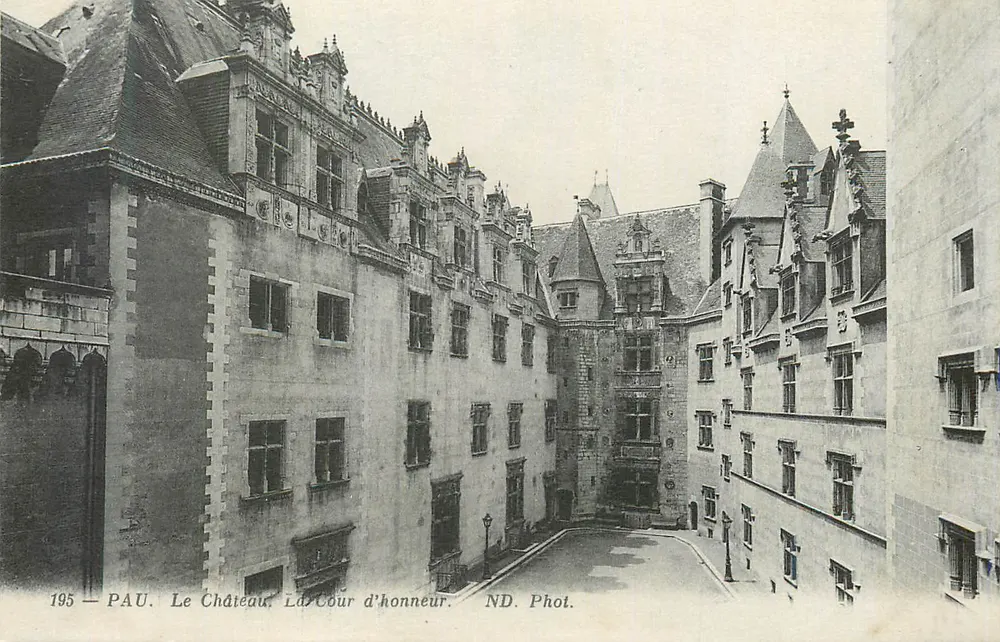 Pau — El Castillo, La Plaza de Honor — ND. Fot. - Anverso
