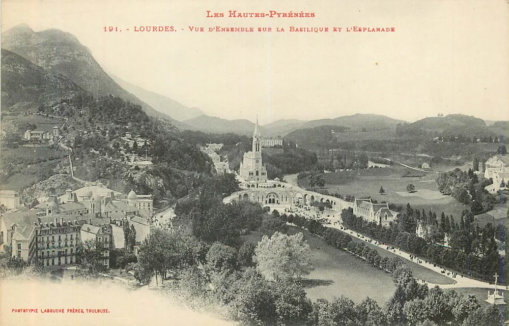 Lourdes — Übersicht über die Basilika und die Esplanade — Phototypie Labouche Frères, Toulouse - Vorderseite