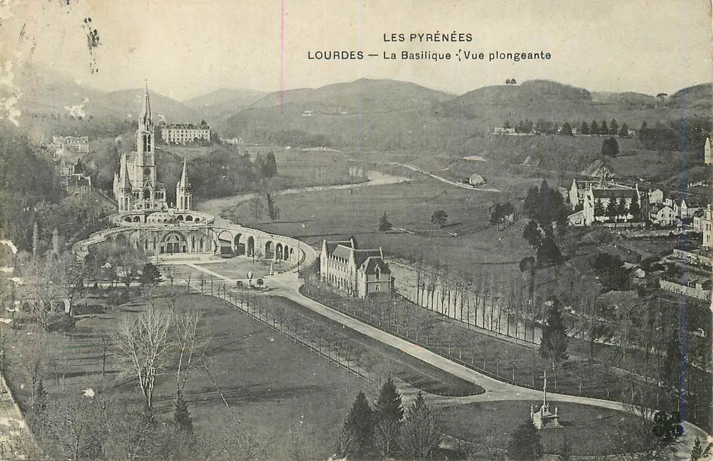 Lourdes — La Basilique, Vue plongeante — Les Pyrénées - Recto