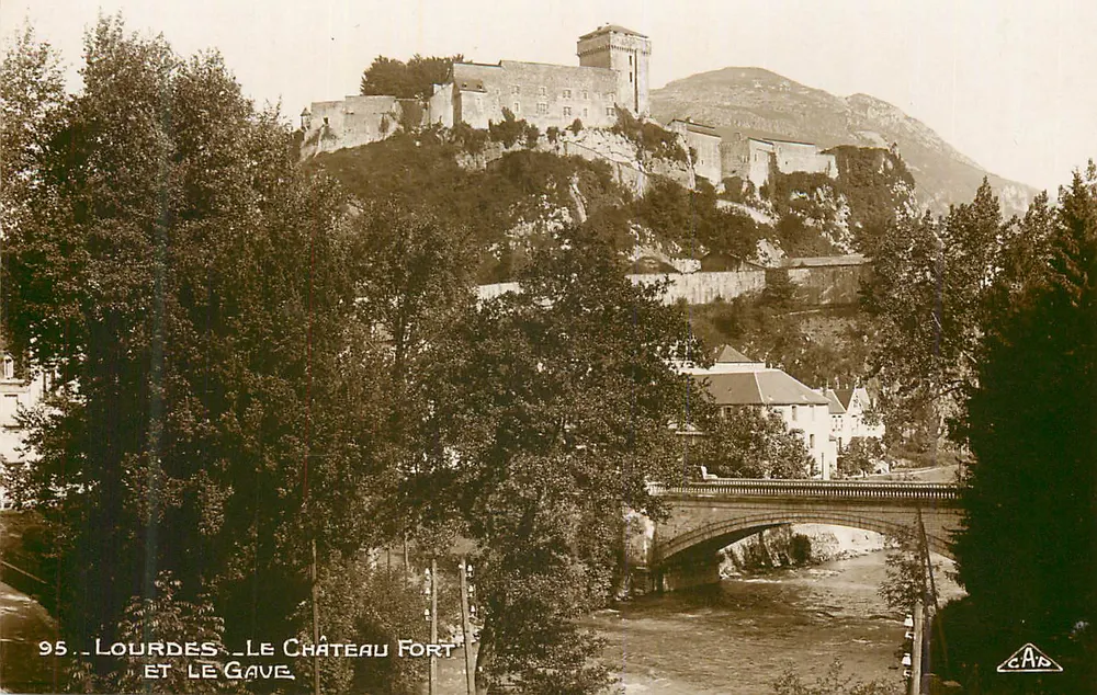 Lourdes — Le Château Fort et le Gave — éditeur C.A.R. n°95 - Recto