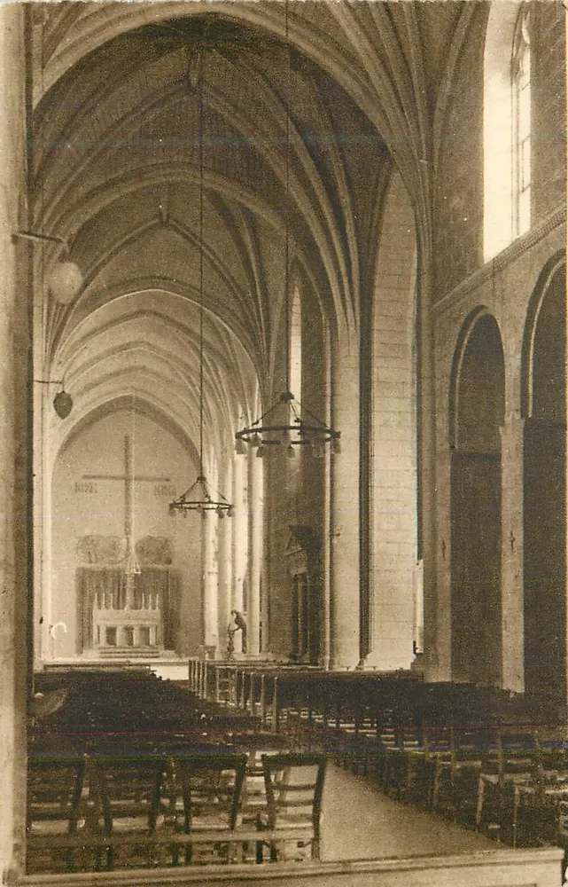 Interior da igreja — vista da nave e do altar — editor não visível - Frente