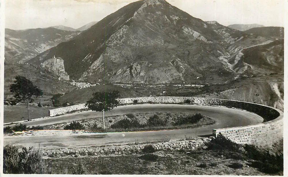 Estrada sinuosa na montanha — vista panorâmica — editor não identificado - Frente