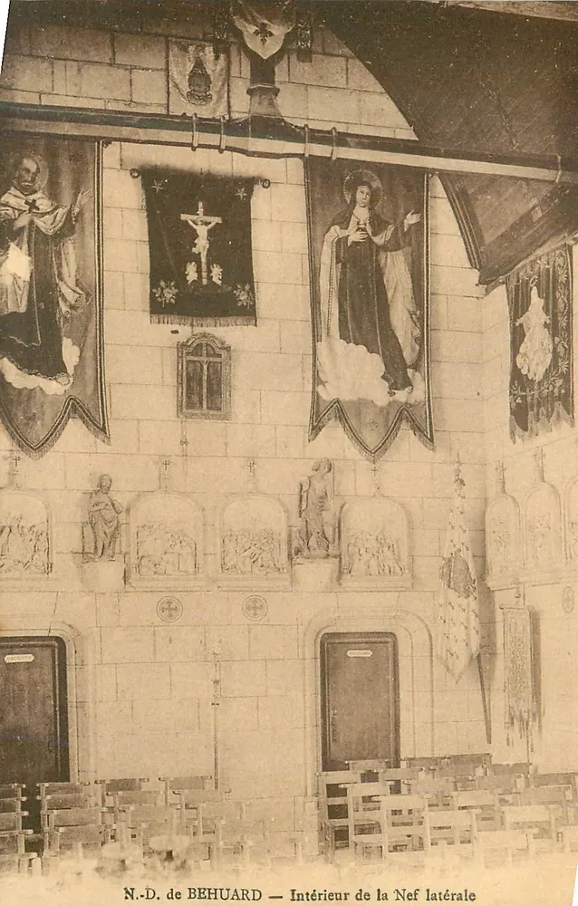 Interior de la nave lateral de la iglesia N.-D. de Behuard - Anverso