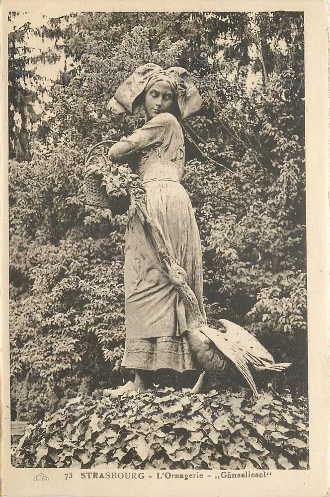 Strasbourg - L'Orangerie - „Gänseliesel“ — estátua de uma jovem com cesta e pássaro - Frente
