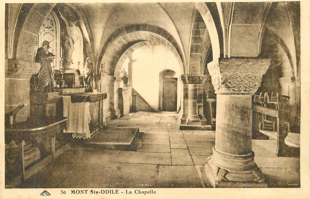 Monte Ste-Odile - A Capela — interior de capela gótica com colunas e estátuas - Frente