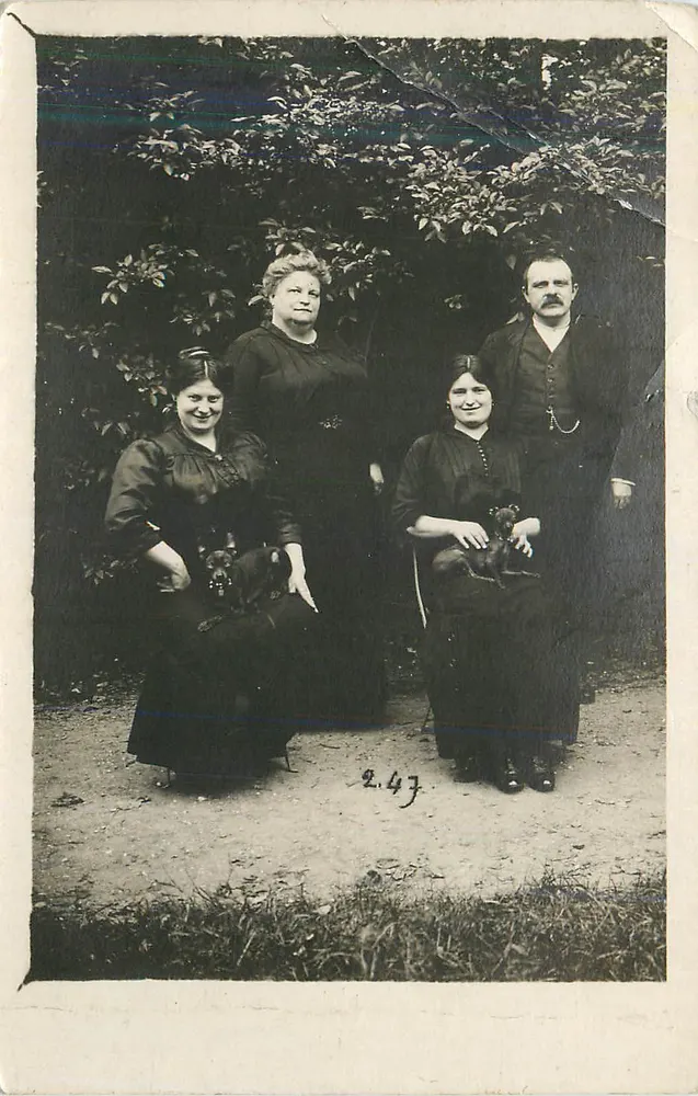 Famille avec chiens — scène en extérieur sous arbres — éditeur inconnu, n° de série 2.47 - Frente