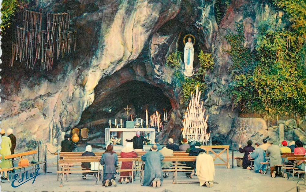 Gruta de Nossa Senhora de Lourdes — culto ao ar livre — Éd. Llux - Frente