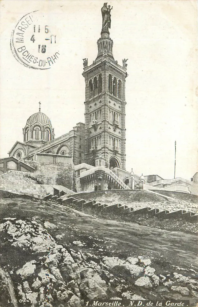 Marseille. N.D. de la Garde — vista da basílica e da estátua de Nossa Senhora da Guarda - Frente