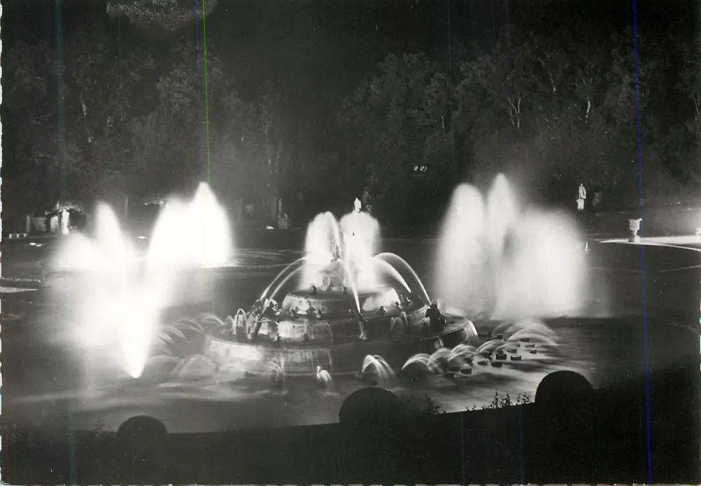Fontaine iluminada — noite — fotografia em preto e branco - Frente