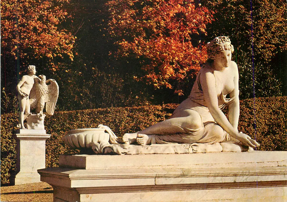Statuen in einem Herbstgarten — Verlag nicht sichtbar - Vorderseite