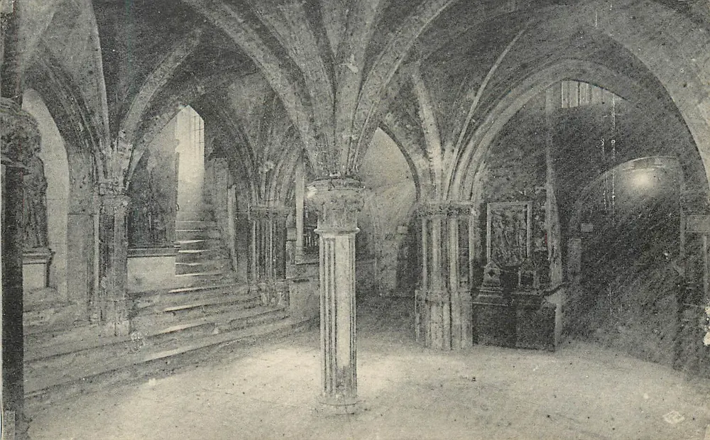 Intérieur de l'abbaye de Fontevraud — chapelle et escaliers — éditeur non identifié, n° de série non visible - Recto