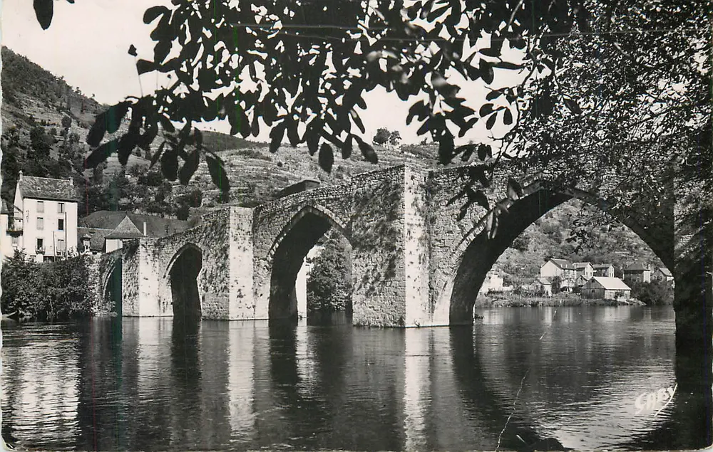 Brücke von Châtel-Guyon — Ansicht der Steinbrücke über den Fluss — Verlag Châtel-Guyon - Vorderseite