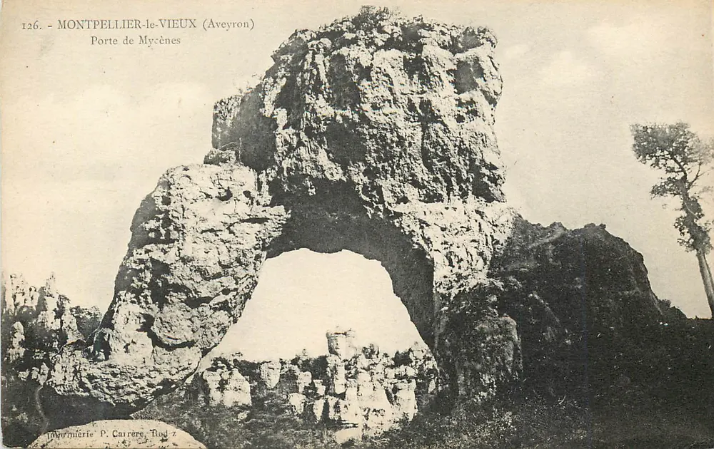 Montpellier-le-Vieux (Aveyron) — Tor zur Mykene — Druckerei P. Carrère, Roduz - Vorderseite