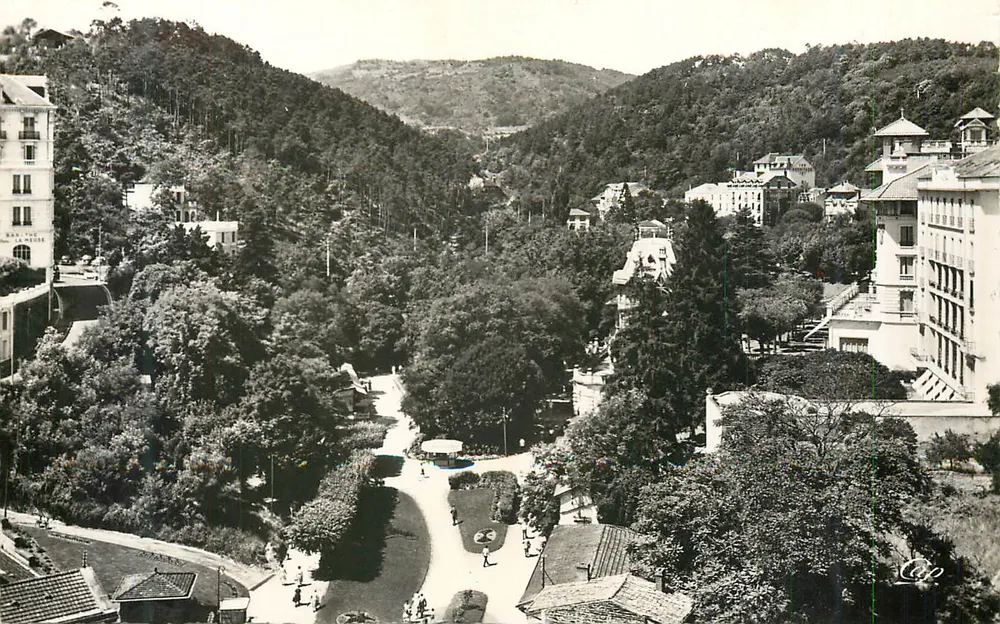 Vue panorâmica de La Pède — Hotel La Pède e passeio — editor não visível - Frente
