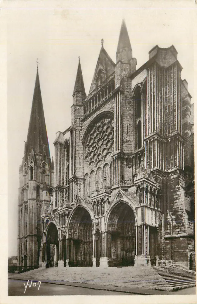 Kathedrale Notre-Dame in Rouen — Gotische Fassade — Yvon - Vorderseite