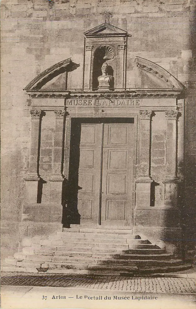 Arles — O Portal do Museu Lapidaire — Editor L. Stivax, n°37 - Frente