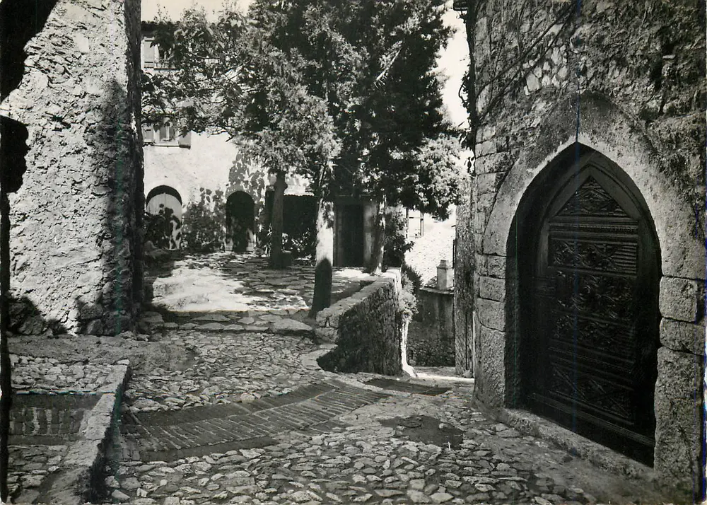 Ruela pavimentada em Saint-Paul-de-Vence — porta de madeira esculpida — editor não visível - Frente