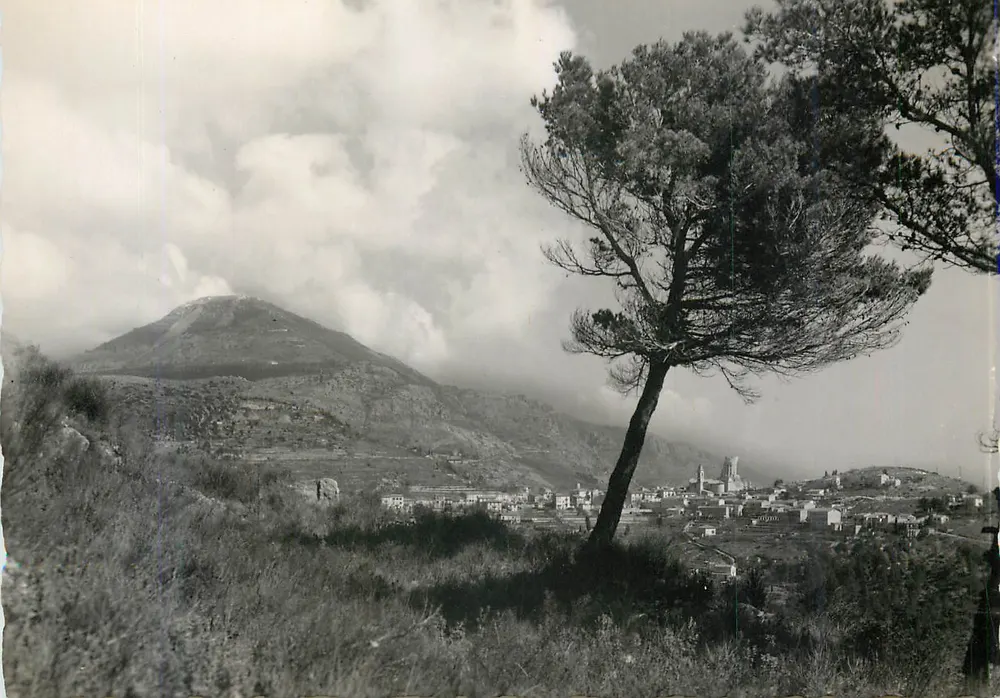 Vue de Monte Vulture — village en contrebas — éditeur inconnu - Recto