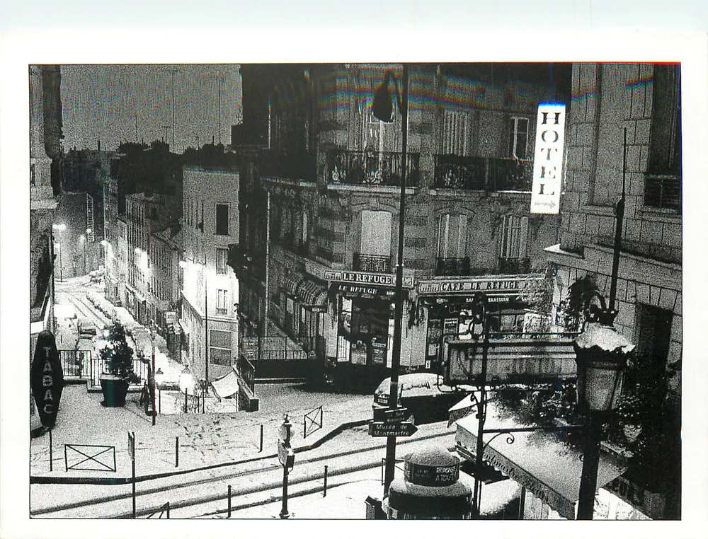 Vista noturna da Rue de Montmartre — Hotel Le Refuge — editor não visível - Frente
