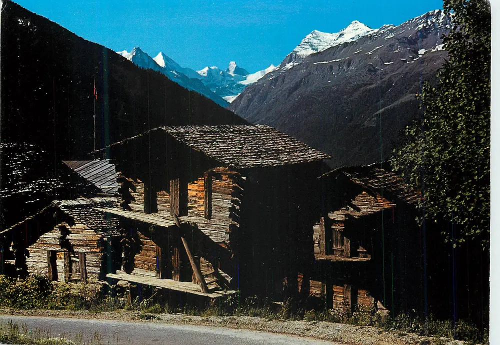 Cabanas de madeira nas Alpes — vista de montanha — editor não visível - Frente