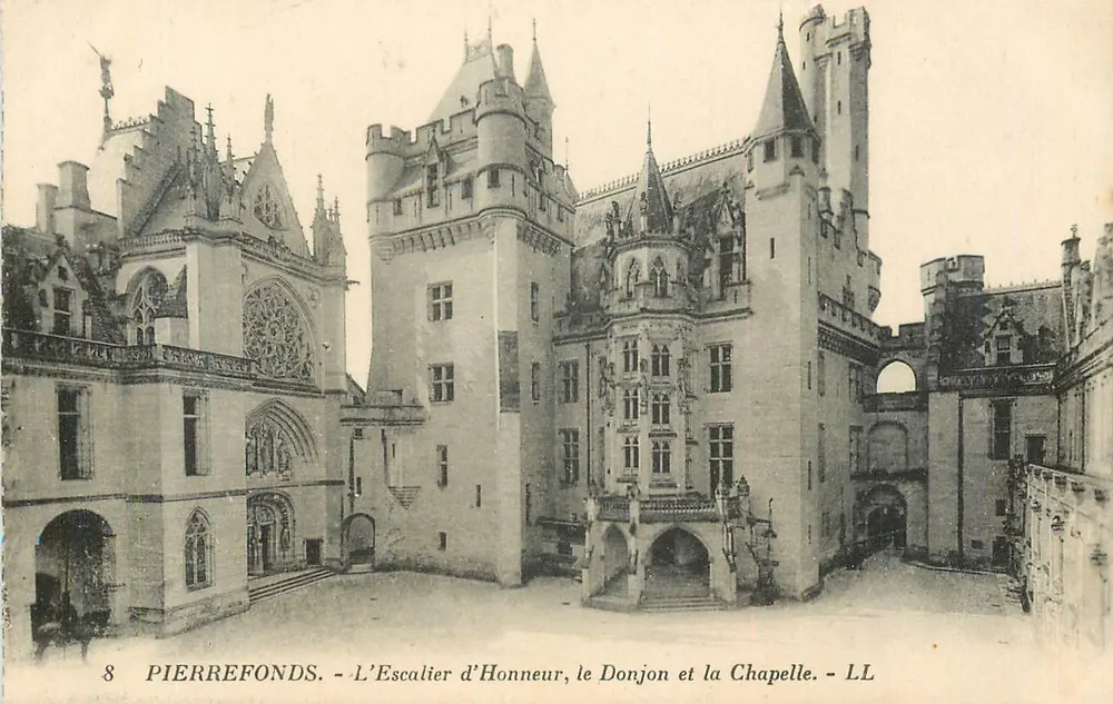 Pierrefonds - L'Escalier d'Honneur, le Donjon et la Chapelle - LL - Recto