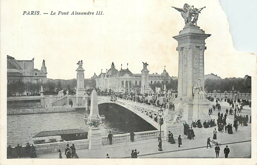 Paris — O Ponte Alexandre III — vista do ponte e de suas estatuas - Frente