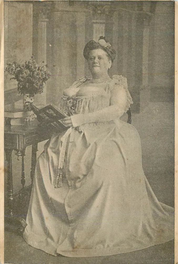 Dama em vestido de festa — retrato fotográfico — editor não identificável - Frente