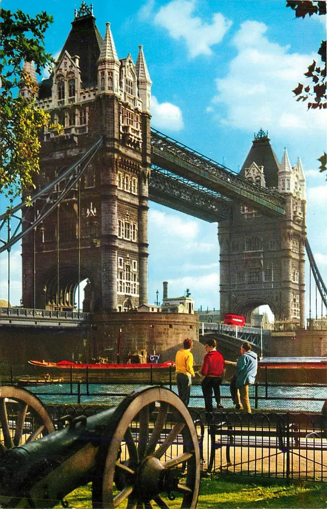 Tower Bridge — Londres — editor não visível - Frente