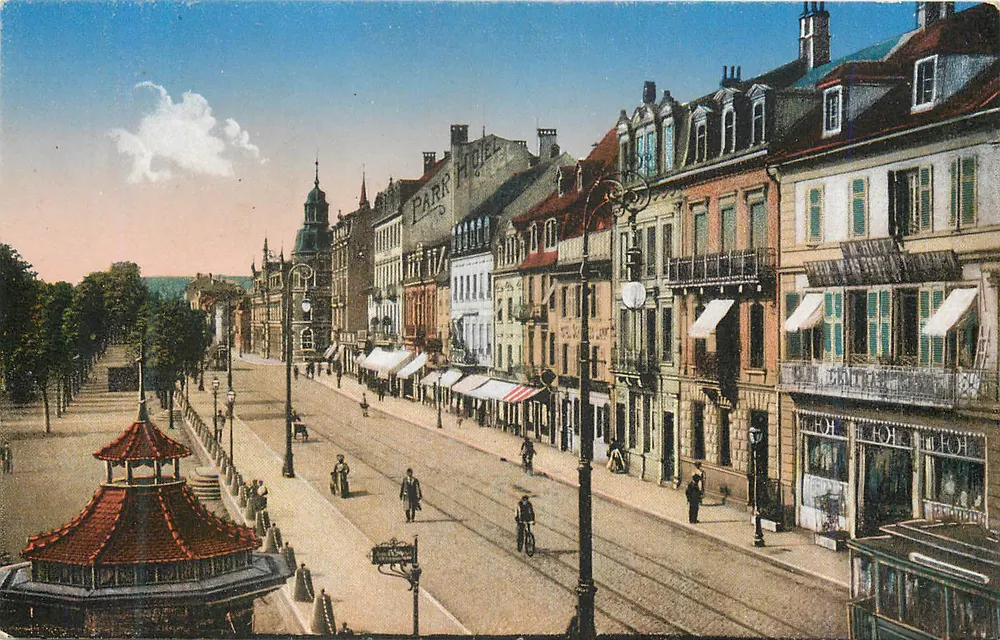 Vista da rua principal com o Parr Hotel — editor não identificado, número de série não visível - Frente
